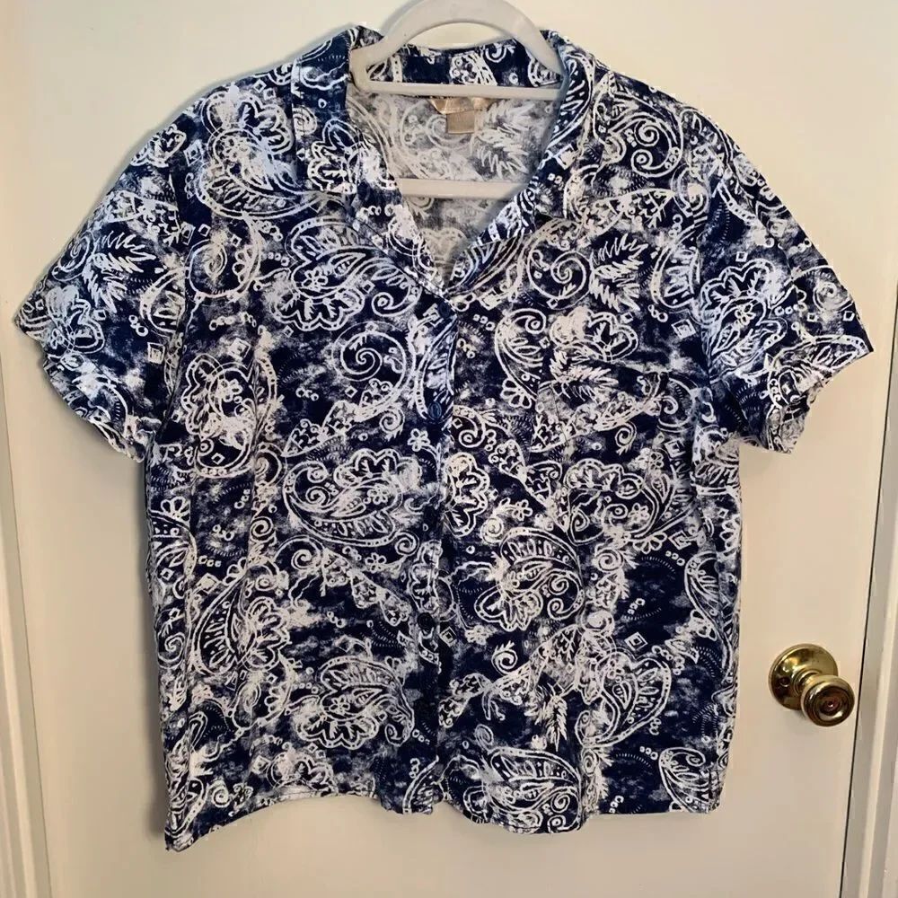 White Stag EUC blue/white patterned button down short sleeve top Size XL